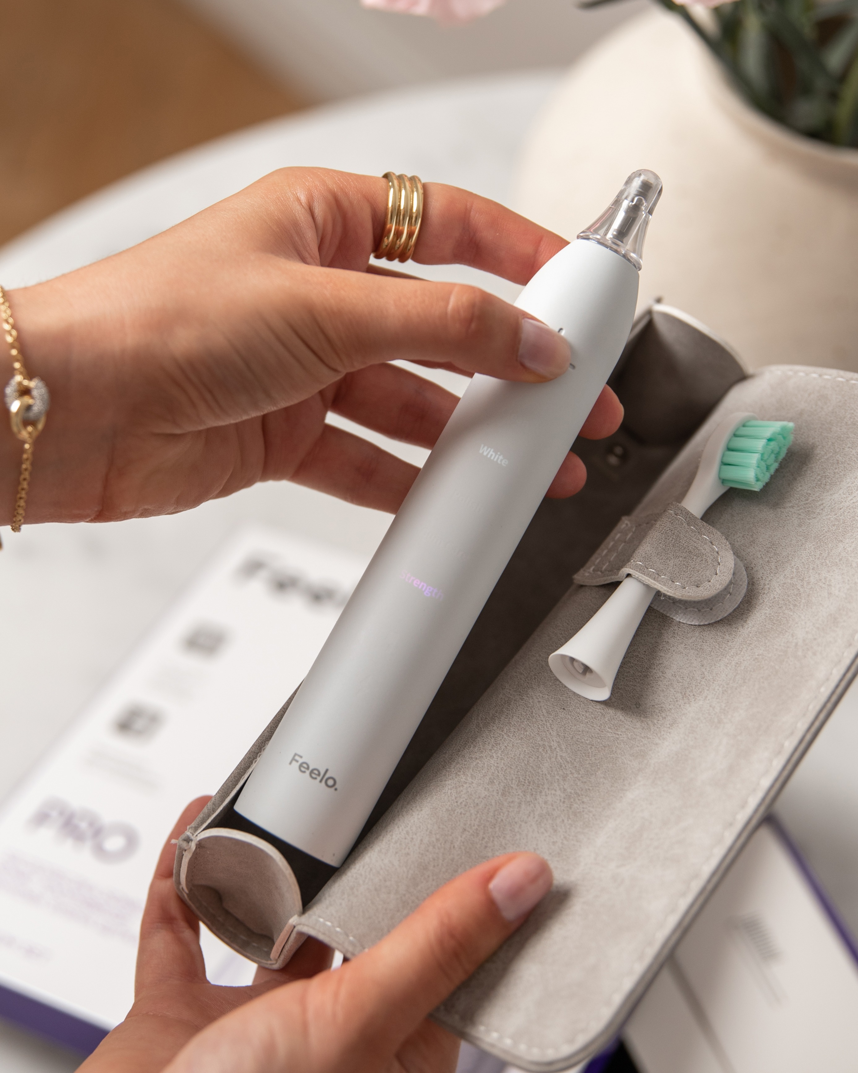 Feelo PRO White Premium Set szczoteczka soniczna z etui i 4 końcówkami P1122414