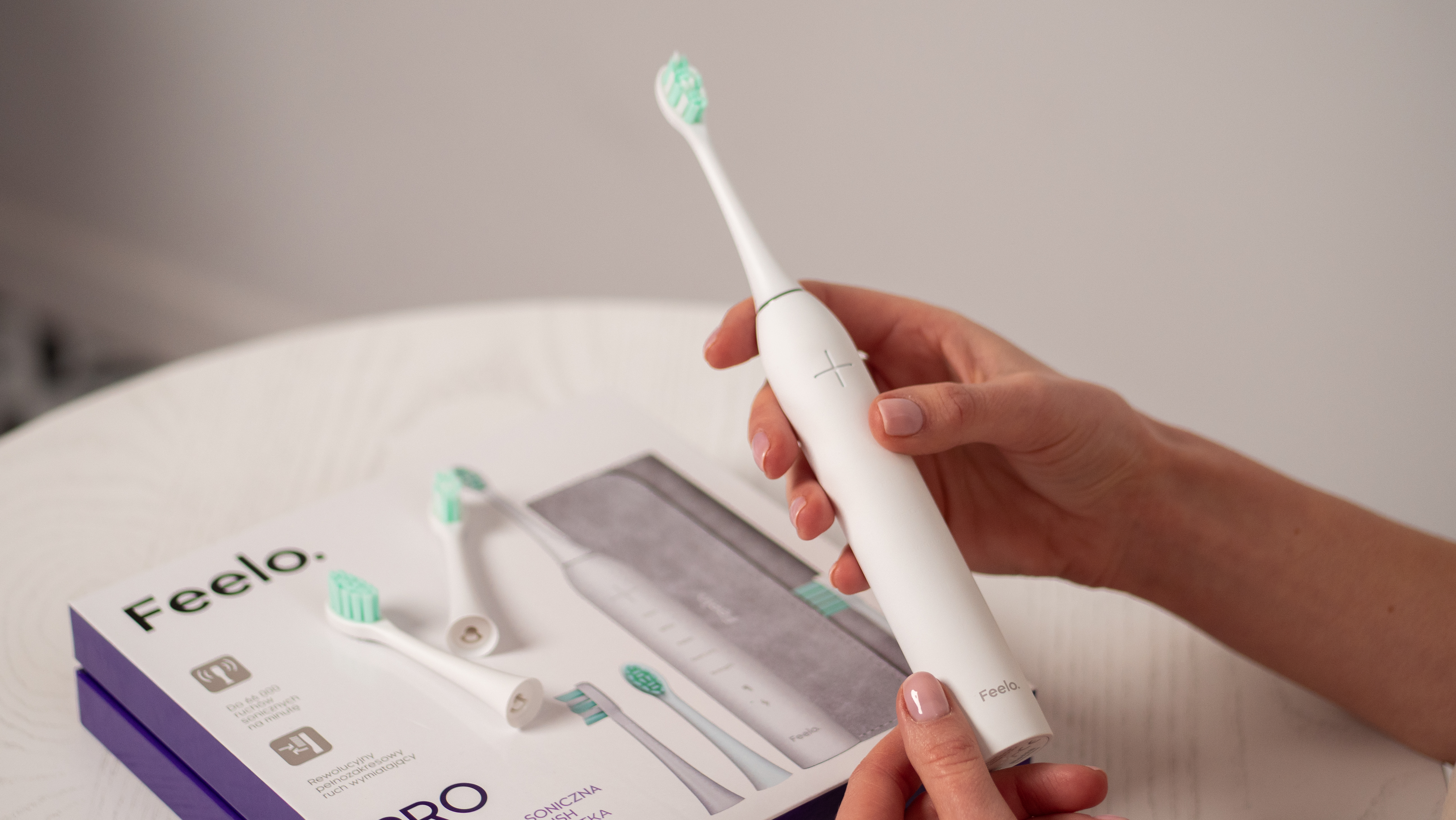 Feelo PRO White Premium Set szczoteczka soniczna z etui i 4 końcówkami P1122466